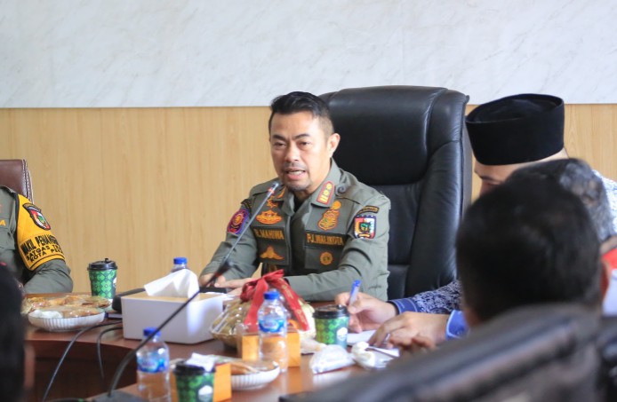 Pj Wako Pekanbaru, Risnandar Mahiwa rapat internal dengan DLHK (foto/dini)